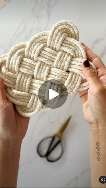 Diy Rope Design, Crochet Basket Tutorial, Diy Placemats, Macrame Jewelry Tutorial, Diy Fails, Macrame Thread, Rope Projects, Makramee Diy, Rope Decor