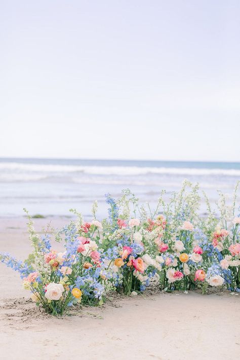 Details, details! This bright seaside styled wedding, captured and submitted by Camila Margotta, is nothing short of details. The colors were consistent throughout the styling and the finer details perfectly tied in with the bright natural surroundings. Rustic accents and blooms were also added for a hoisted aesthetic. Feel the love and warmth as you scroll through the photos by which will surely leave you musing about your beach wedding! Beach Themed Wedding Flowers, Beachy Floral Wedding, Beach Wedding Wild Flowers, Beach Theme Wedding Flowers, Garden Party Beach Wedding, Beach Cottage Wedding, Pastel Coastal Aesthetic, Coastal Wildflower Wedding, Beachy Flower Bouquet