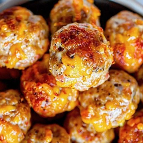 Sausage And Cheese Balls, Crab Balls Recipe, Cream Cheese Balls Recipe, Fried Cheese Bites, Sausage And Cream Cheese, Cheese Sausage Balls, Cream Cheese Sausage, Cream Cheese Sausage Balls, Chewy Sugar Cookie Recipe