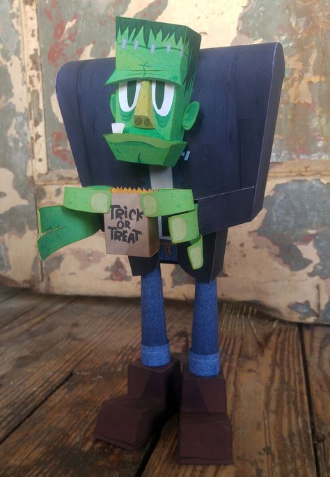 Cardboard Frankenstein Head, Halloween Cardboard Diy, Frankenstein Monster Art, Frankenstein Sculpture, Diy Frankenstein, Paper Toy Design, Paper Monster, Frankensteins Monster, Paper Mechanics