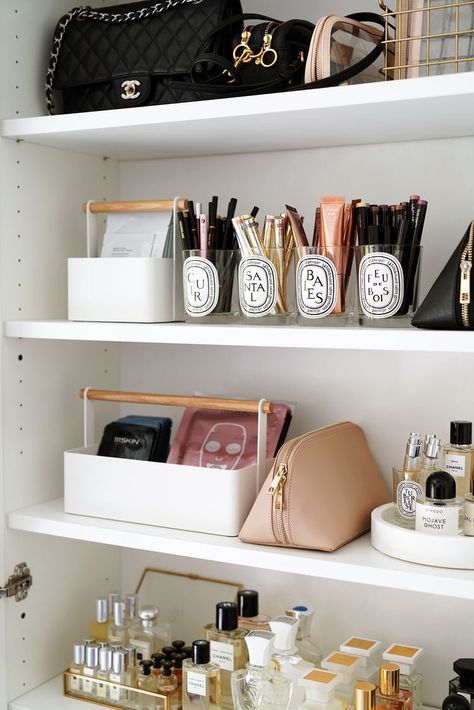 Rangement Makeup, Penyimpanan Makeup, Beauty Room Decor, Beauty Organization, Home Organisation, Linen Closet, Beauty Room, Laura Mercier, Look Book