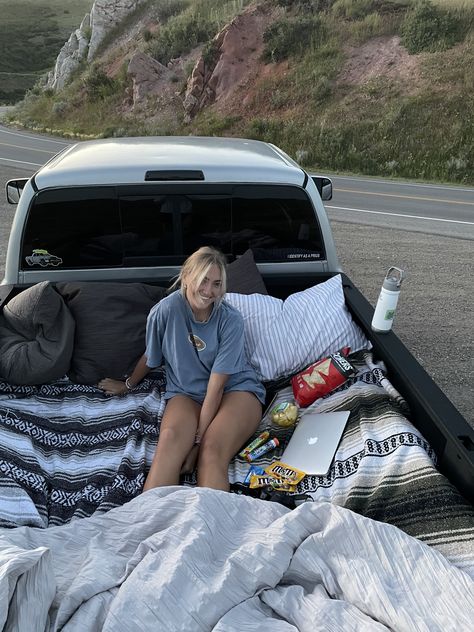 Romantic Date Pictures, Truck Bed Date Ideas, Truck Boyfriend, Cute Date Ideas Country, Truck Couple, Outdoorsy Date Ideas, Adventure Dates, Truck Date, Truck Bed Date Under The Stars