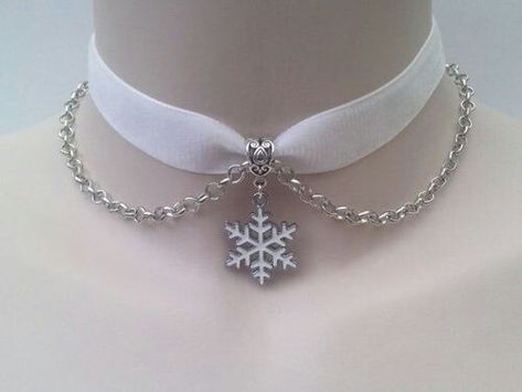 Kalung Choker, Stile Harry Potter, Ribbon Choker Necklace, Ribbon Choker, Magical Jewelry, White Snowflake, Fantasy Jewelry, Girly Jewelry, Gothic Jewelry