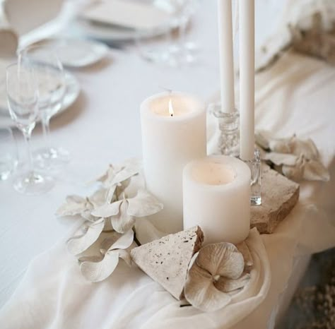 Stone Wedding Table Decor, Travertine Wedding Decor, Stone Wedding Decor, Bosveld Troue, Hamilton Wedding, Reception Bar, Wedding Stone, Candle Table Decorations, Wedding In Greece