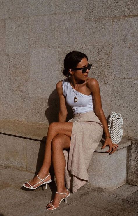 Dress Like A Parisian, Simple Spring Outfits, White Strappy Sandals, Easy Outfit Ideas, Parisian Women, Paris Mode, Neue Outfits, Easy Outfit, Minimal Outfit