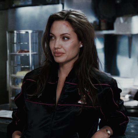 Mrs Smith Angelina Jolie, Angelina Jolie Movies, Miss Smith, Mr & Mrs Smith, Mr And Mrs Smith, Angelina Jolie Photos, Mr Mrs Smith, Jane Smith, Oh My Goddess