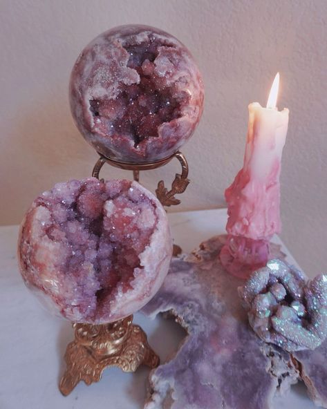 Luna Moth Crystals🧚🏽‍♂️’s Instagram profile post: “𝓟𝓲𝓷𝓴 𝓐𝓶𝓮𝓽𝓱𝔂𝓼𝓽 𝓜𝓪𝓰𝓲𝓬🔮” Amethyst Aesthetic, Pretty Crystals, Spiritual Vibes, Decor Room Ideas, Crystal Witch, Crystals Amethyst, Altar Ideas, Crystal Aesthetic, Crystal Therapy