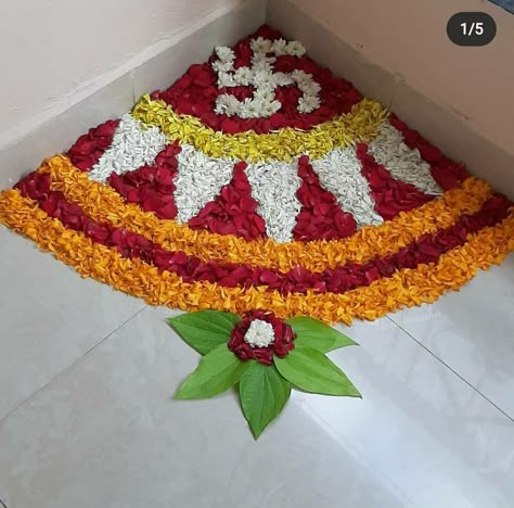 Onam Kolam With Flowers Simple, Gruhapravesam Decoration Ideas Simple, Rangoli Flowers Designs Ideas, House Warming Rangoli, Floral Rangoli Designs Diwali, Small Flower Rangoli Designs Simple, Flower Rangoli Designs Ideas Beautiful, Flowers Rangoli Designs Ideas, Flower Decoration For Pooja