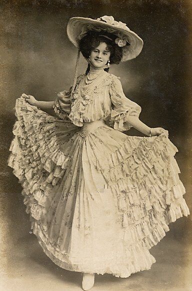 vintage everyday: 20 Stunning Vintage Photos Show What Victorian Female Fashion Looked Like Victorian Style Clothing, Victorian Era Fashion, 1900s Fashion, 1800s Fashion, Victorian Photos, Victorian Clothing, Victorian Women, Retro Mode, Antique Clothing