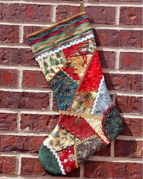 Quilted Christmas Stocking Quilt Christmas Stocking, Christmas Stockings Ideas, Christmas Stocking Ideas, Christmas Stocking Decorations, Quilted Christmas Stockings, Christmas Patchwork, Quilt Christmas, Stocking Ideas, Christmas Stockings Diy