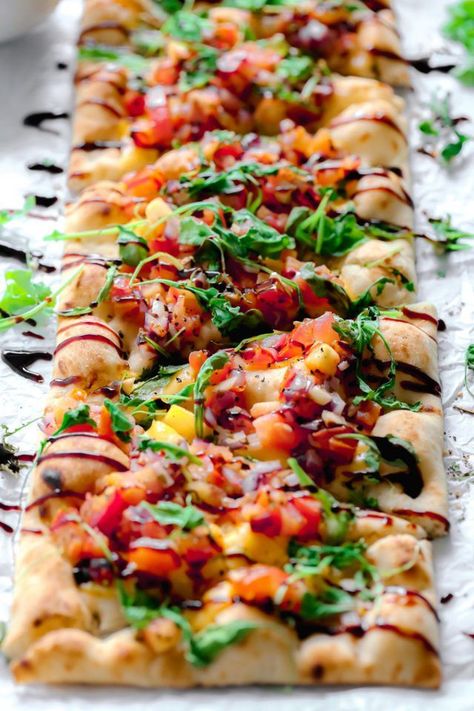 Vegan Bruschetta and Arugula Flatbread Pizza with a Balsamic glaze - Delicious easy recipe with immense flavor. Enjoy this homemade flatbread pizza using fresh bruschetta, arugula, vegan cheese, and a sweet balsamic glaze. NeuroticMommy.com #veganpizza Vegan Flatbread Pizza, Arugula Flatbread Pizza, Arugula Flatbread, Vegan Bruschetta, Homemade Flatbread Pizza, Fresh Bruschetta, Vegan Flatbread, Flatbread Pizzas, Pizza Vegana