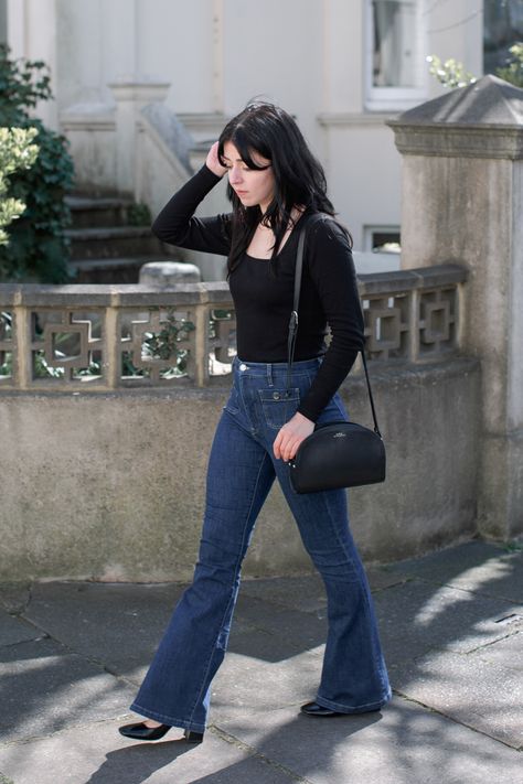 Flare Trousers Outfit Work, Outfit Ideas With Jeans And Heels, Chic Flare Jeans Outfit, How To Style Jeans And Boots, Flared Jeans With Heels, Boot Leg Pants Outfits, Flared Jeans Heels Outfit, Flare Jeans With Heels Outfits, Flare Dark Jeans Outfit