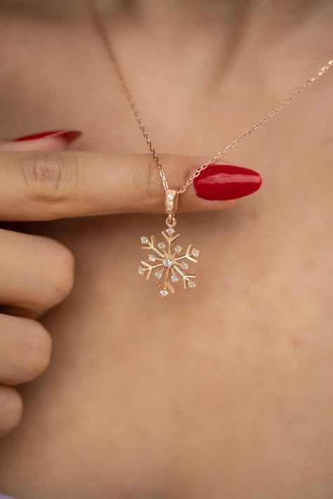 Gold Snowflake Necklace, Snow Lake, قلادات متدلية, Inexpensive Jewelry, Fancy Jewelry Necklace, Pretty Jewelry Necklaces, Snowflake Necklace, Gold Snowflake, Gold Rings Fashion