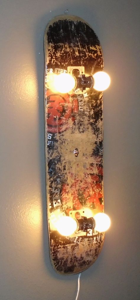 Skateboard lamp/ J Dooley Diy Lampe, Diy Recycle, Design Industrial, Cool Ideas, House Projects, Wall Fixtures, Retro Home Decor, Diy Lamp, Retro Home