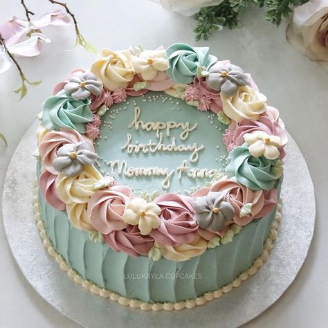 Cake with simple circle pink flowers and greenery, so simple and beautiful, I would love to have this cake at my party or event, especially in spring, spring cake Resepi Biskut, Pastel Cakes, Beautiful Cake Designs, Elegant Birthday Cakes, Spring Cake, Simple Cake Designs, Cake Decorating Frosting, Beautiful Birthday Cakes, Cakes For Women