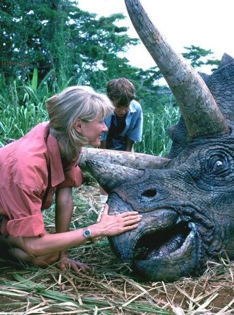 Triceratop Ariana Richards, Jurassic Park The Lost World, Ellie Sattler, Jurassic Movies, Jurassic Park Film, Welcome To Jurassic Park, Jurrasic World, Life Finds A Way, Jurassic Park 1993