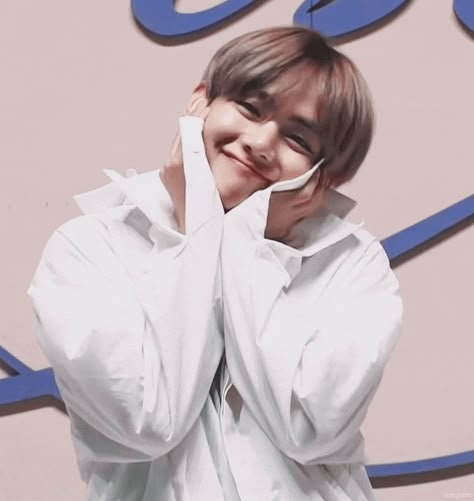 Kim Taehyung | V | BTS Gif Taehyung, Bts V Gif, Taehyung Gifs, Taehyung Smile, V Smile, Taehyung Gif, V Gif, V Bts Wallpaper, Putao