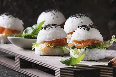 Mini rice sushi burgers with smoked Salmon Resep Sushi, Nye Food, Sesame Seeds Recipes, Baked Mussels, Bridal Shower Treats, Mini Hamburger, Sushi Burger, Sushi Recipes Homemade, Rice Sushi