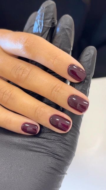 Pinotage Nails, Manicure Ideas For Natural Nails, Gel Nails Natural Nail, Short Chic Nails, Short Nail Inspo Fall, Short Manicure, Simple Manicure, Natural Nails Manicure, Kutek Disney