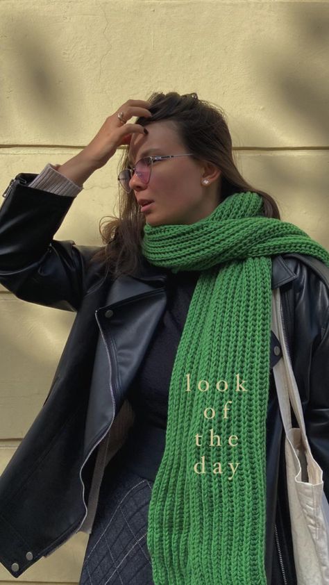 Scarf Diy Knit, Knit Scarf Chunky, Scarf Knitting Ideas, Chunky Knitted Scarf, Crochet Ideas Scarf, Green Knitted Scarf, Scarf Crochet Ideas, Knitted Scarf Outfit, Cute Crochet Scarf