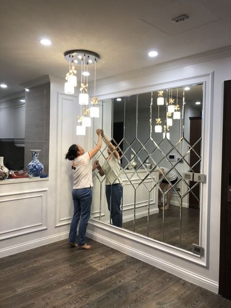 Mirror Wall Design, Mirror Decor Living Room, Decoration Bathroom, Bedroom Interior Design Luxury, Bottle Craft, Lobby Interior, Mirror Design Wall, Casa Vintage, Hall Decor