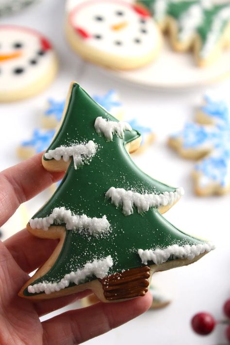 Christmas Sugar Cookies - The Squeaky Mixer - Easy And Fun Baking Recipes Christmas Sugar Cookies Decorated, Royal Icing Sugar, Perfect Sugar Cookies, Cute Christmas Cookies, Decorate Christmas, Sugar Cookie Icing, Fun Baking, Sugar Cookie Designs, Christmas Tree Cookies