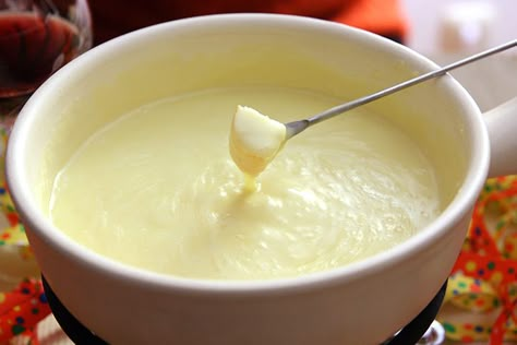 Cheese Fondue Italian Fondue Recipe, Kids Fondue, Easy Cheese Fondue, Fondue Dippers, Fondue Ideas, Swiss Cheese Fondue, Easy Fondue, Swiss Fondue, Fondue Dinner