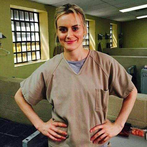 Piper -Orange Is The New Black Taylor Schilling Laura Prepon, Oitnb Cast, Prison Outfit, Piper Chapman, Alex And Piper, Danielle Brooks, Alex Vause, A T, Taylor Schilling