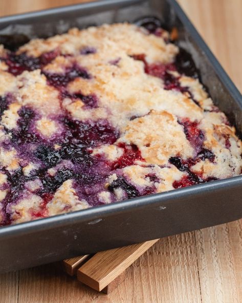 This moist cake features a wonderful medley of fresh berries and a crispy, crumbly topping, just like your favorite breakfast muffin! Chef’s tip: If you are using frozen berries, do not thaw them beforehand. SERVINGS 10-12 PREP TIME 10 min COOK TIME 45-50 min Desert Bread Recipes, Blueberry Crumble Cheesecake, Triple Berry Muffins, Deserts Cupcakes, Mixed Berry Pie, Berry Desserts, Brunch Cake, Breakfast Muffin, Tea Treats