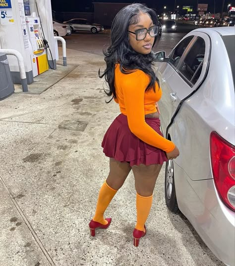 Black Velma Costume, Velma Costume Black Women, Black People Costumes, Halloween Costumes Velma, Velma And Shaggy Costume, Baddie Halloween Costume Ideas, Black Velma, At Home Halloween Costumes, Halloween Costumes Baddie