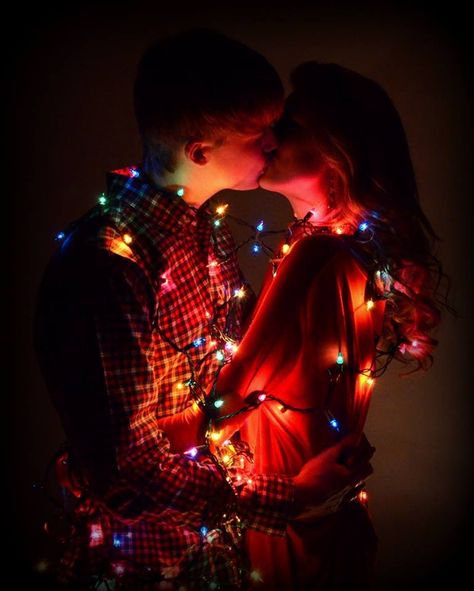 Christmas lights. Couple pic. Christmas time.  Kisses. Christmas Couple Photos, Christmas Couple Pictures, Christmas Photo Ideas, Christmas Shoot, Digital Photography School, Christmas Photography, Christmas Photoshoot, Christmas Couple, Photo Couple