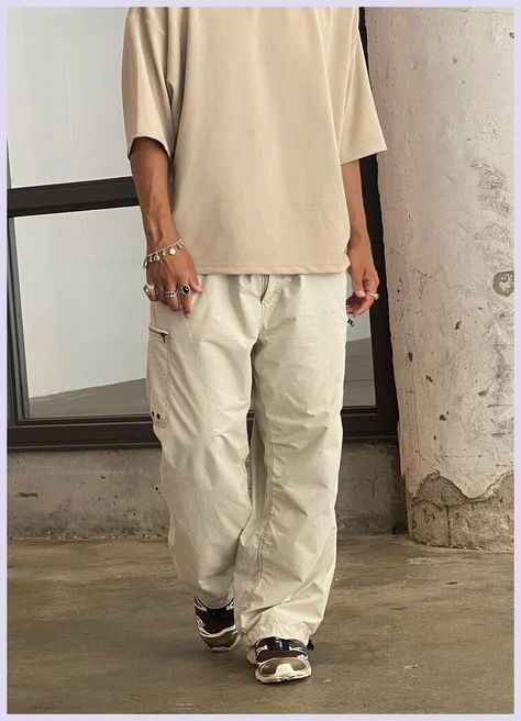 Mens Baggy Outfit, Beige Cargo Pants Outfit Men, Ootd Cargo, Beige Cargo Pants Outfit, Oversized Outfit Men, White Cargo Pants Outfit, Baggy Pants For Men, Cream Pants Outfit, Style Baggy Pants