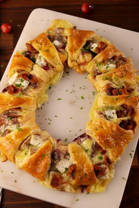 Bacon Brie Crescent Wreath Easy Thanksgiving Apps, Thanksgiving Apps, Horderves Appetizers, Best Thanksgiving Appetizers, Skillet Bread, Holiday Party Appetizers, Thanksgiving Appetizers Easy, Thanksgiving Appetizer, Thanksgiving Appetizer Recipes