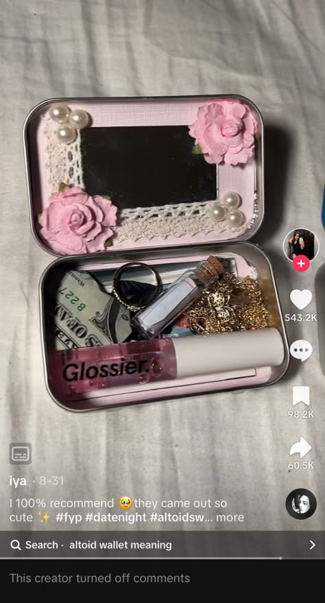 People Are Turning Altoids Mint Tins Into Tiny Metal Wallets And They Are Adorable Cute Altoid Tin Ideas, Tin Diy Ideas, Mini Tin Crafts, Tin Wallet Ideas, Mint Container Crafts, Mint Box Wallet, Altoid Tin Ideas For Boyfriend, Metal Box Aesthetic, Mint Tin Wallet