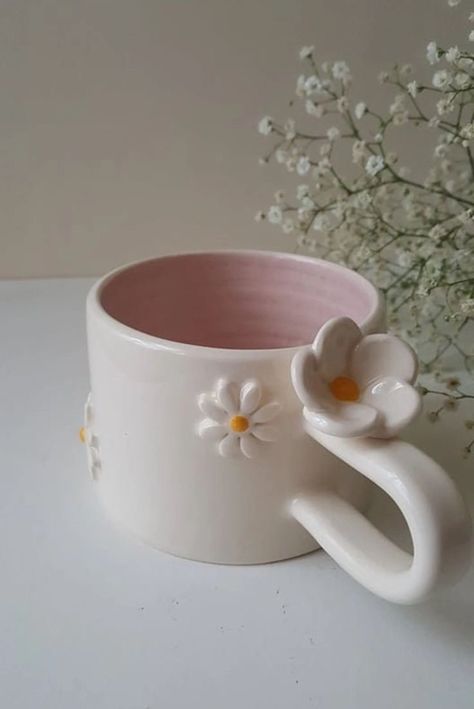 Mugs Out Of Clay, Mug Handles Pottery, Clay Mugs Handmade, Handmade Mugs Pottery, Diy Pottery Painting, Mug Pottery, Diy Mugs, Mug Ideas, Pretty Mugs