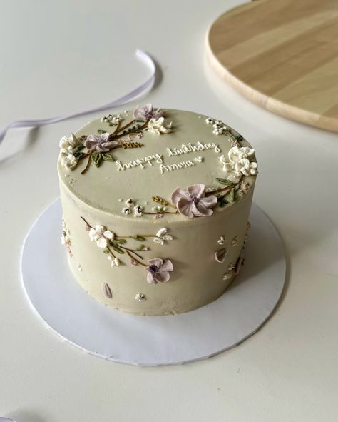 Can’t help but adore floral cakes 🌸🫶🏻 #cakestagram #cakesoffacebook #aesthetic #floralcakes #cakeart #feed #explorepage #spreadlove Earthy Birthday Cake, Birthday Cake Neutral, 60th Birthday Cake Ideas For Mom, Vintage Floral Cake, 25 Birthday Cake, 15 Birthday Cake, Wildflower Cake, Floral Birthday Cake, Cafe Bookstore