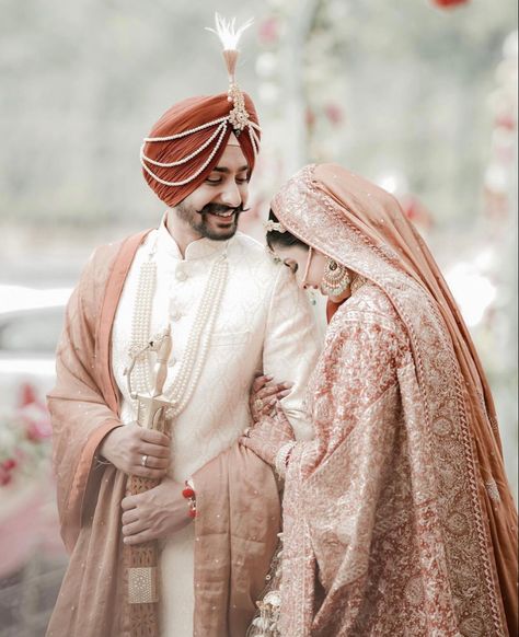 Punjabi Couple Marriage Poses, Cute Couple Indian Wedding Pictures, Bridal Photography Poses Couple, Cupel Pose, Shadi Pose, Couple Dressing, Indian King, Sikh Wedding Photography, Marriage Poses