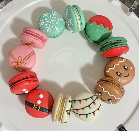 Christmas Maccarone, Christmas Themed Macarons, Nutcracker Macarons, Cute Macaron Designs, Winter Macaron Flavors, Santa Macarons, Christmas Macarons Flavors, Christmas Macarons Decoration, Princess Macarons