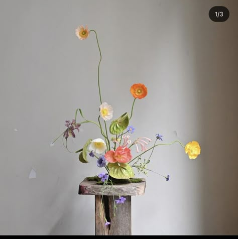 Home decor aesthetic ideas with plants living room Architectural Flower Arrangements, Minimal Floral Design, Floral Sculpture Art, Minimal Floral Centerpieces, Ikebana Wedding Flowers, Contemporary Floral Arrangements, Abstract Flower Arrangements, Abstract Floral Arrangements, Minimalist Wedding Table Setting