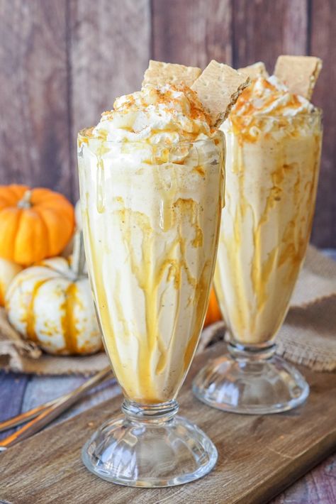 Winter Puddings, Pumpkin Spice Milkshake, Pumpkin Milkshake, Disney Copycat Recipes, Halloween Party Recipes, Cultural Recipes, Reminder App, Cream Drinks, Ice Cream Drinks