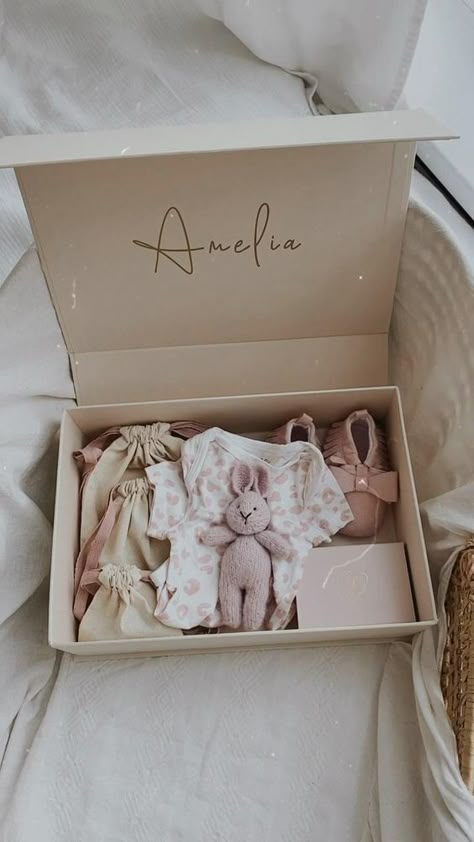 Gift Box Newborn, Gifting Box Ideas, Newborn Gifts Ideas, Baby Present Ideas Girl, Baby Gift Box Packaging, Baby Personalized Gift Ideas, Baby Gift Box Ideas, Newborn Baby Girl Gift Ideas, Baby Keepsake Box Ideas