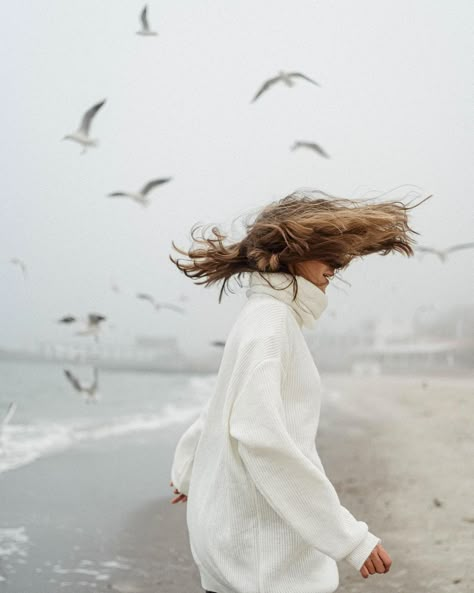 Seaside Portrait, Girl On The Beach, Art Plage, Fall Beach, Winter Beach, Winter Photoshoot, Sea Photo, Beach Photography Poses, Winter Photo