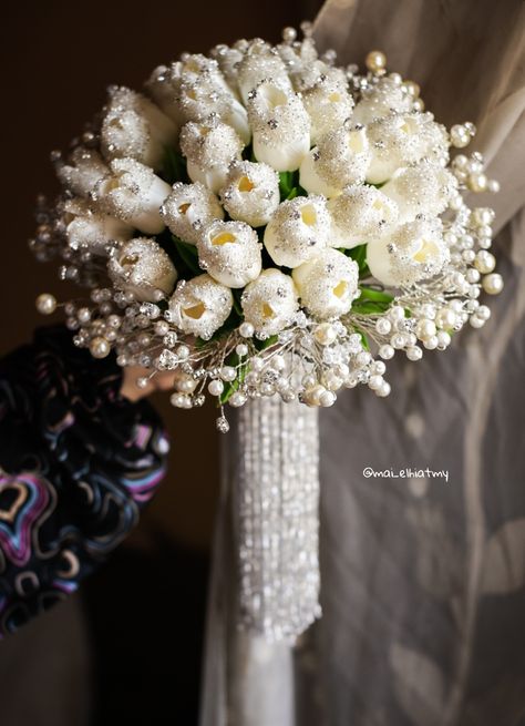 Wedding Bucket Flowers, Pearl Bouquet Wedding, Satin Bouquet, Bridal Bouquet Styles, Wedding Bucket, Elegant Wedding Bouquets, Pearl Bouquet, Simple Wedding Bouquets, Beautiful Wedding Bouquets