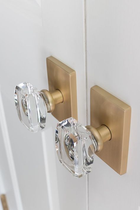 Beautiful door hardware that's the perfect mix of traditional and modern! Love the crystal knob and brass plate combination! House Finishes, Interior Door Knobs, Driven By Decor, Brass Door Knobs, Farmhouse Renovation, Crystal Door Knobs, Crystal Knobs, Amazon Home Decor, Glass Knobs