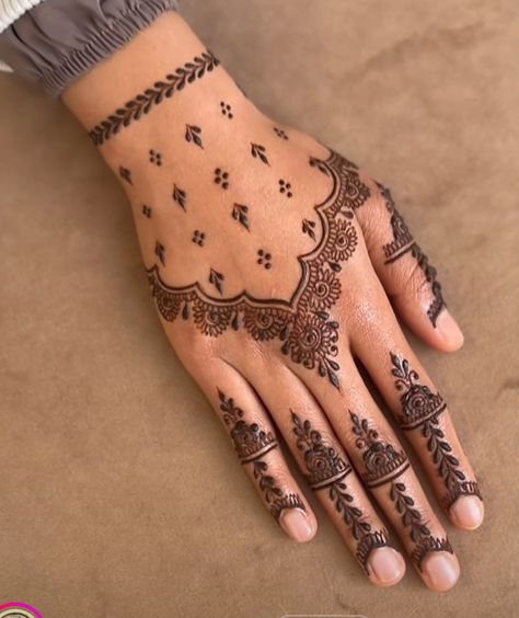 Back Hand Asthetic Mehendi, Dulhan Design Mehndi, Mehendi Design Modern, Mahandhi Designes, Mehndi Designs Minimalist, Mehendi Designs For Hands Minimal, Minimal Mendhi, Simple Mehandi Unique, Mehndi Bail Design