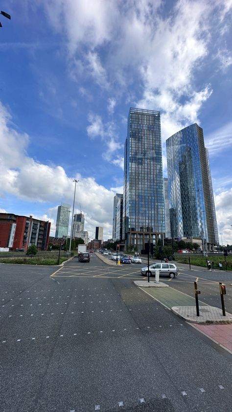 A beautiful view from the bus of thriving Manchester City Centre, England England Manchester, Form Outfits, Manchester Street, 6th Form, Sisters Photoshoot Poses, Manchester City Centre, Sisters Photoshoot, Uni Room, Manchester England