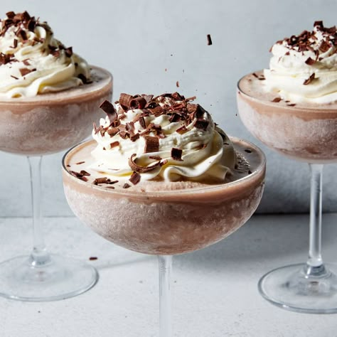 Frozen Hot Chocolate Martini Hot Chocolate Martini, Frozen Hot Chocolate Martini, Chocolate Martini Recipe, Baileys Cocktails, Hot Chocolate Cocktail, Christmas Martini, Chocolate Cocktails, Frozen Hot Chocolate, Chocolate Martini