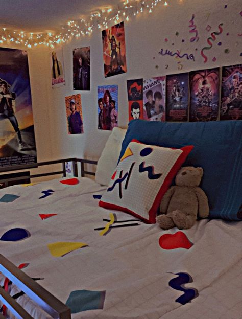 1980s Room Aesthetic, Bedroom 80s Style, 1990 Bedroom, 80s Style Room, 80s Retro Bedroom, 1980s Bedroom Aesthetic, 80s Themed Bedroom, 80s Style Bedroom, Retro Room Ideas 1980s