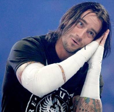 I miss long haired Punk. I wish he'd grow it back out. Cult Of Personality, Wwe Pictures, Aj Lee, Wrestling Superstars, Pro Wrestler, Iconic Moments, Cm Punk, Wwe Photos, Wwe Wrestlers