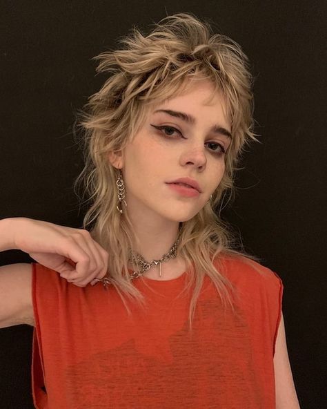 Sophie Thatcher, Choppy Haircuts, Monochrome Makeup, Mullet Haircut, Edgy Haircuts, Punk Hair, Mullet Hairstyle, Cut My Hair, Grunge Hair